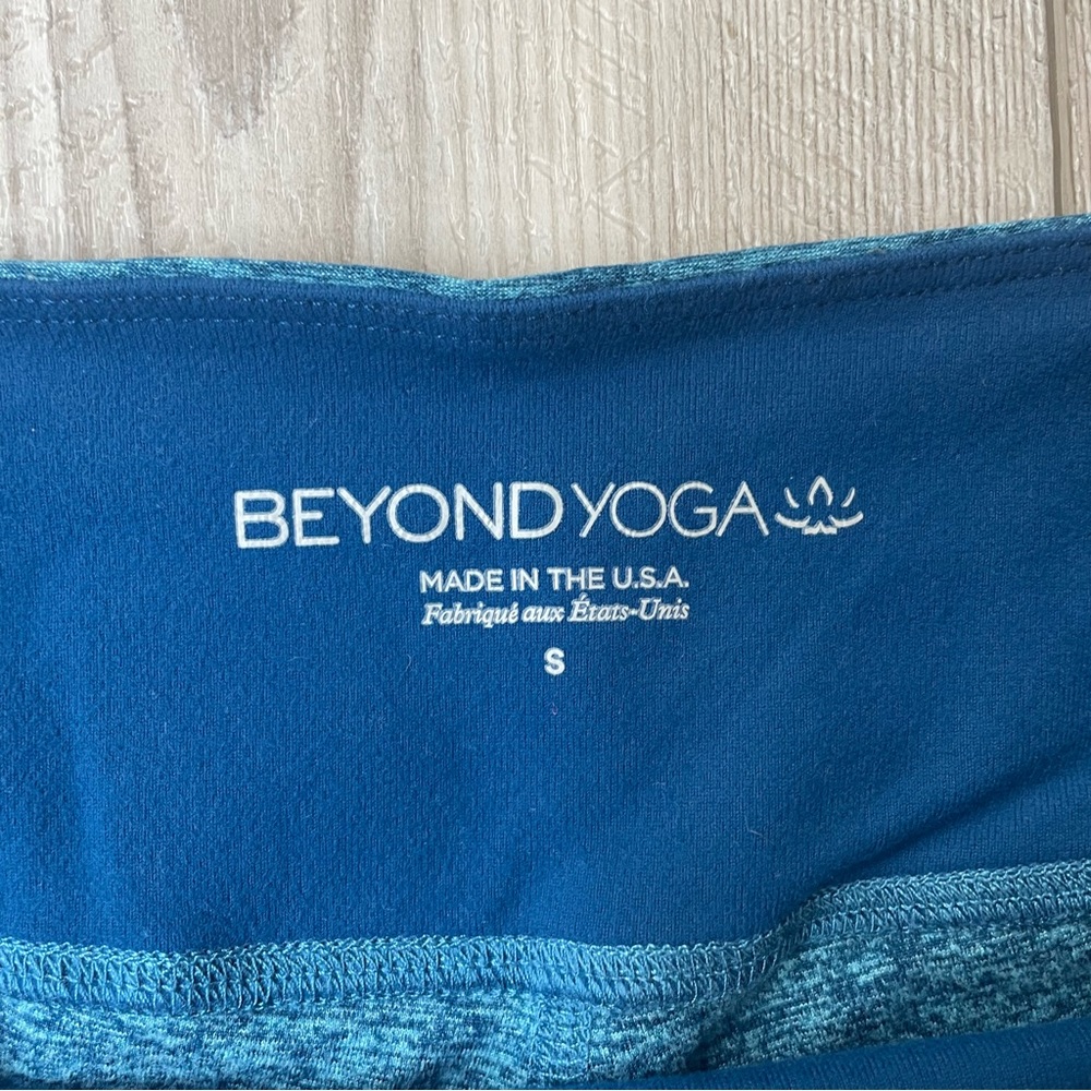 Beyond Yoga Twist And Shout Capri Legging in Amalfi Coast Tahiti Blue - Picture 4 of 5